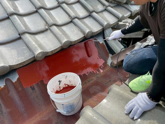 姫路市にて谷板金へさび止め塗布